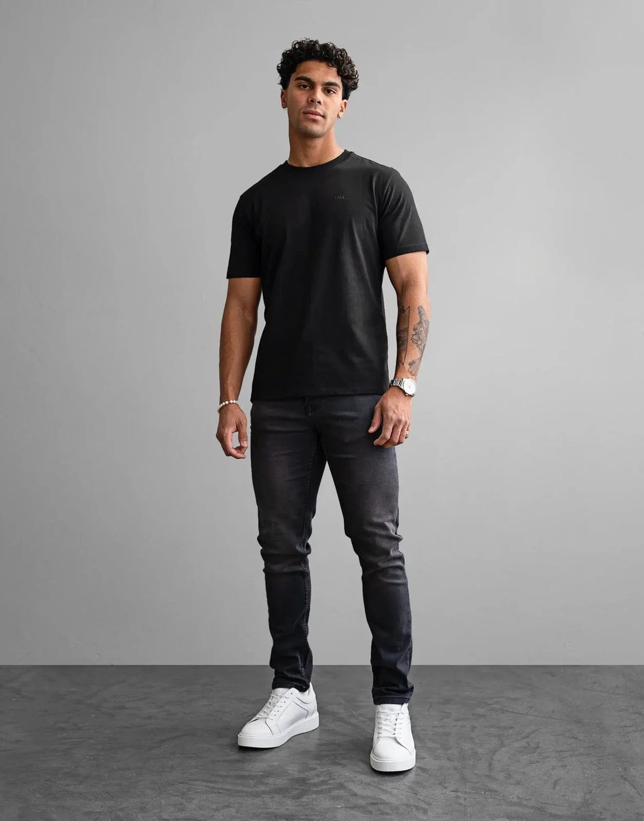 Black jeans with black t shirt online