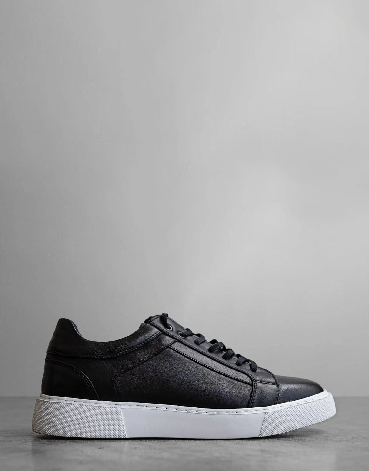 Fade Iconic Black/White Sneakers | Subwear